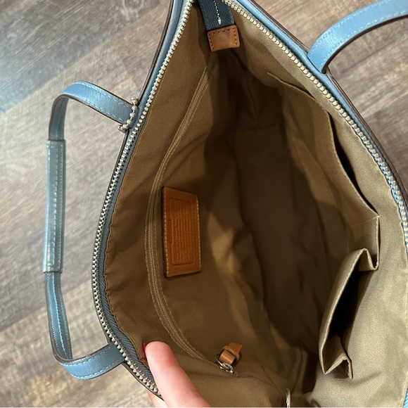 Coach Signature Design Tote Bag - Picture 5 of 7